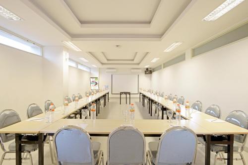 pop hotel diponegoro surabaya
