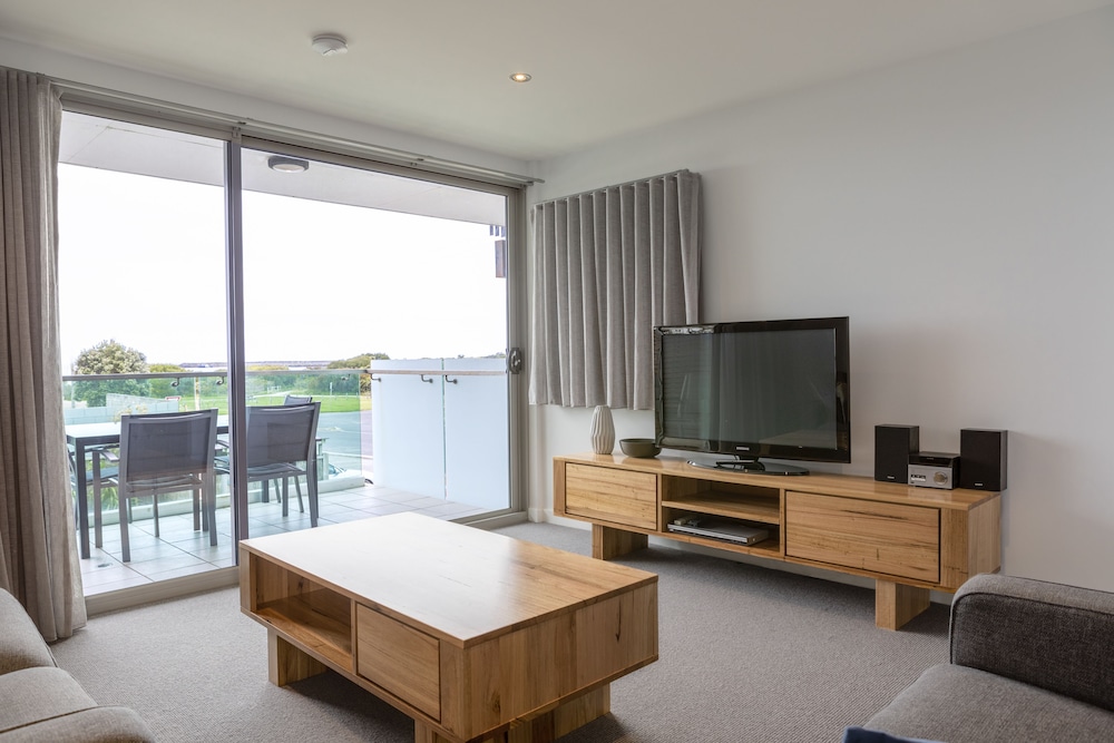 The Dolphin Apartments,Marengo>>Apollo Bay,5 star