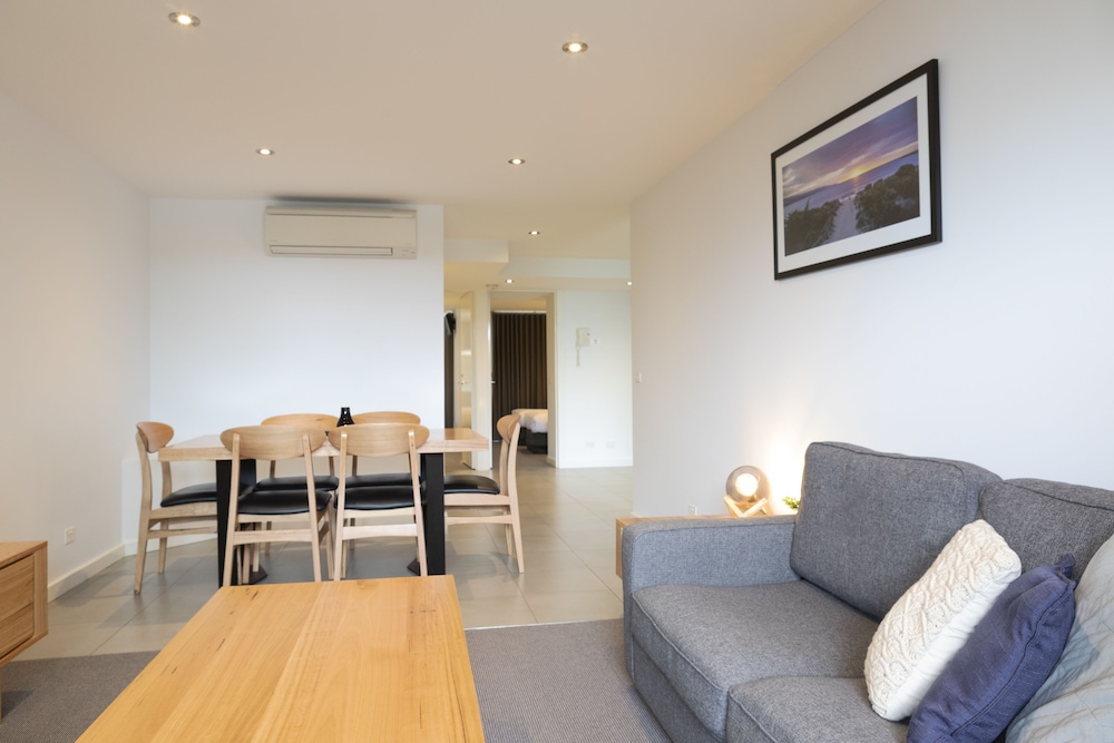 The Dolphin Apartments,Marengo>>Apollo Bay,5 star