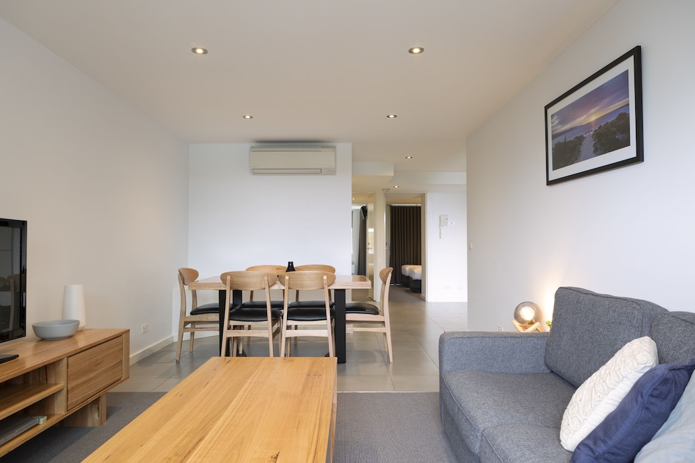 The Dolphin Apartments,Marengo>>Apollo Bay,5 star