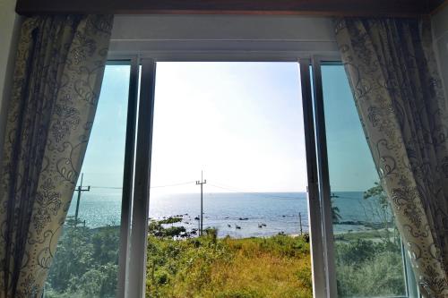 the sea at lanta hotel