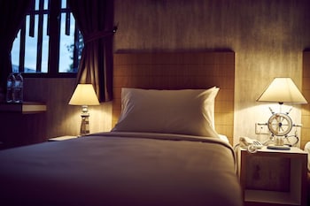 lighthouse hotel and shortstay