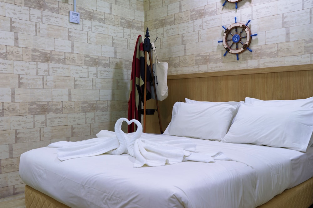 lighthouse hotel and shortstay