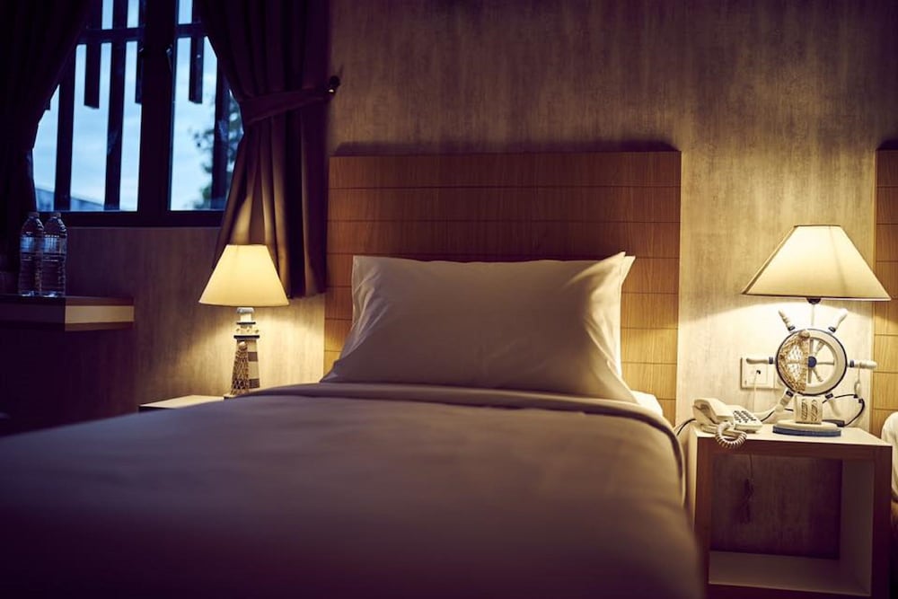 lighthouse hotel and shortstay