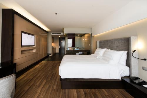 novotel suites hanoi