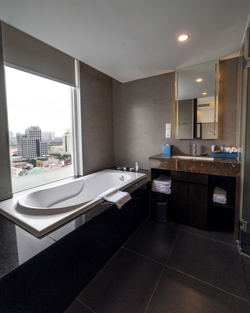 novotel suites hanoi