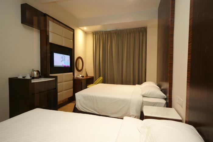 hotel six seasons