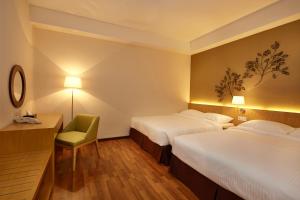 hotel six seasons