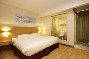 hotel six seasons