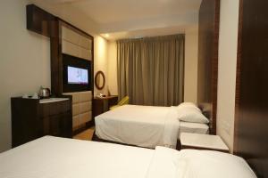 hotel six seasons