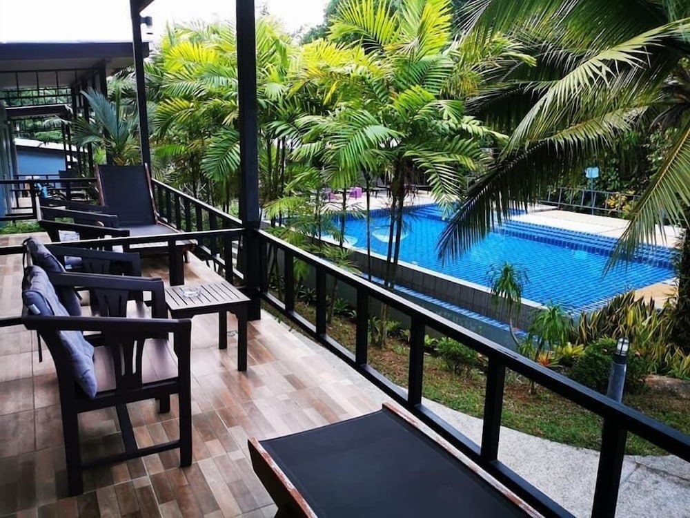 chomphu resort khaolak