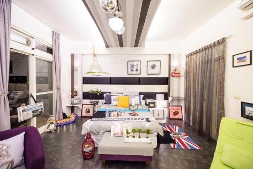 paris cafe hostel
