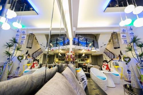 paris cafe hostel