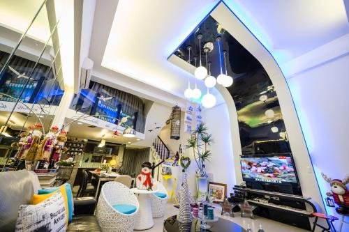 paris cafe hostel