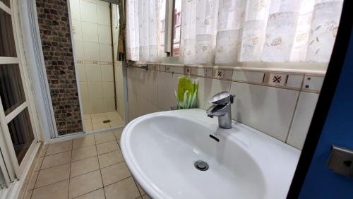 dongshan river left bank bandb