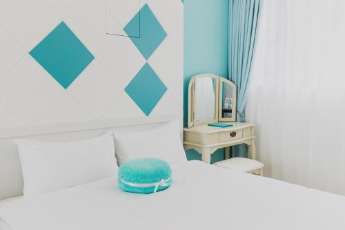 welcome the sun enjoy the moon