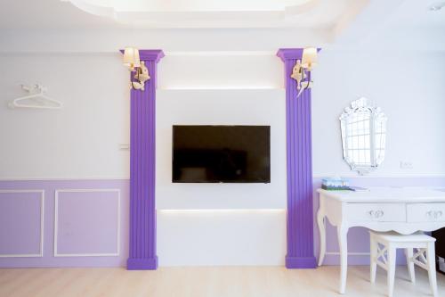 welcome the sun enjoy the moon