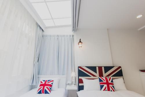 welcome the sun enjoy the moon