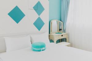 welcome the sun enjoy the moon