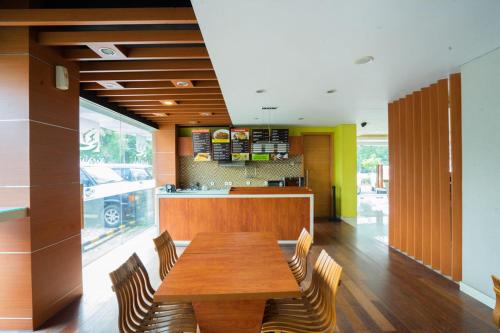 life hotel stasiun kota surabaya