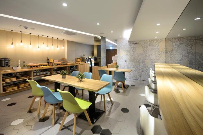 via hotel taipei station