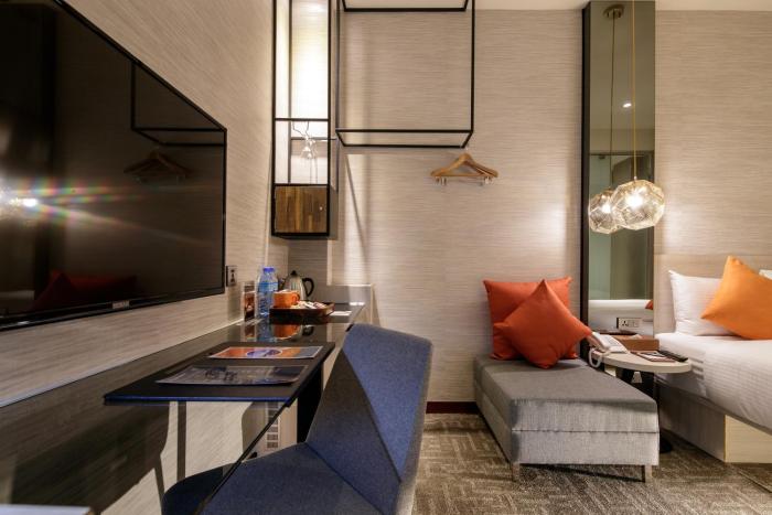 via hotel taipei station