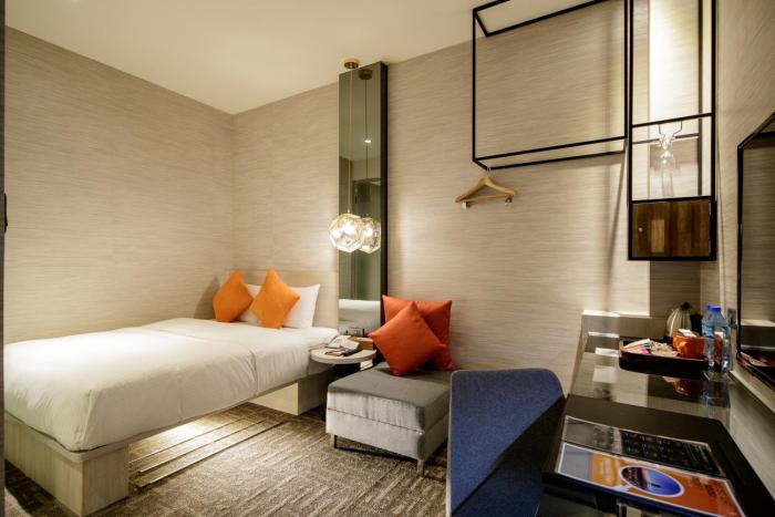 via hotel taipei station