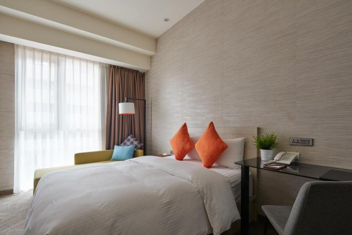 via hotel taipei station