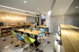 via hotel taipei station