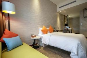 via hotel taipei station