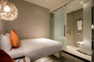 via hotel taipei station