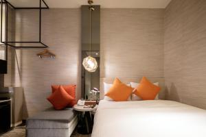 via hotel taipei station