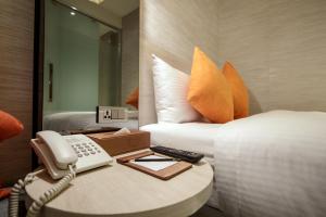 via hotel taipei station