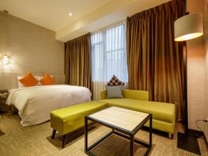 via hotel taipei station