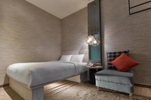 via hotel taipei station