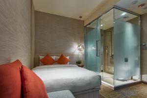 via hotel taipei station