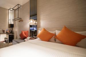 via hotel taipei station