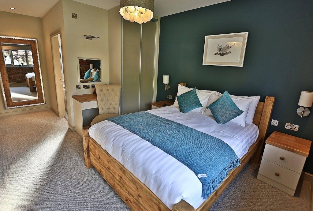 The Cock O' Barton,Cheshire>>Barton,3 star