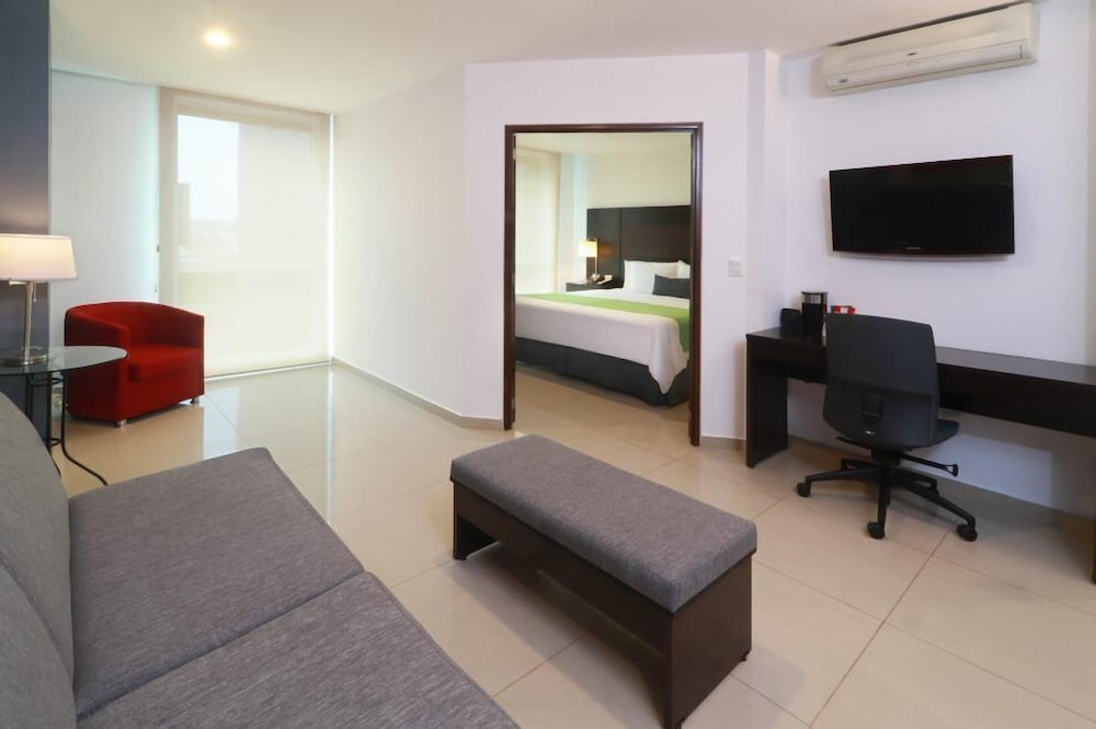 wyndham garden guadalajara acueducto