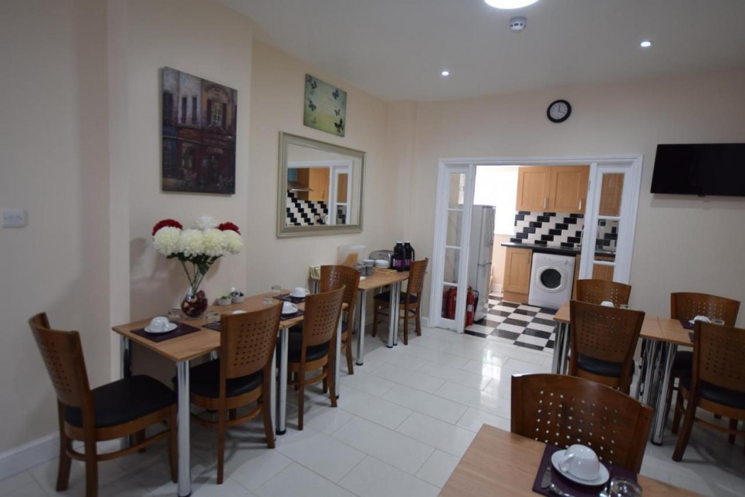 Woodlands Lodge Ilford,Epping Forest>>Barking,2 star