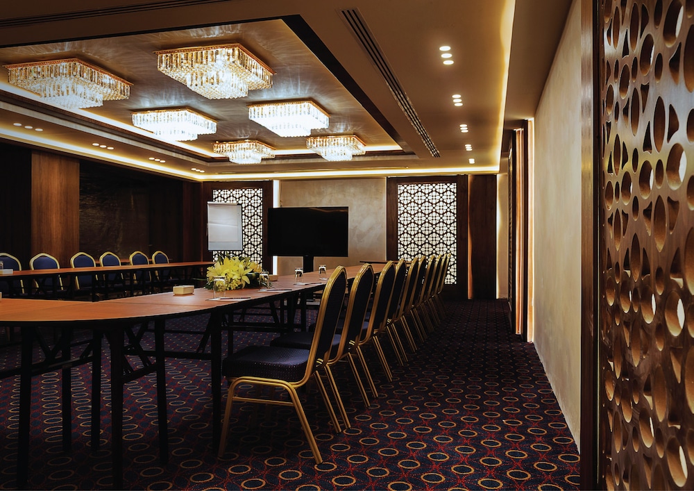 seven roses hotel