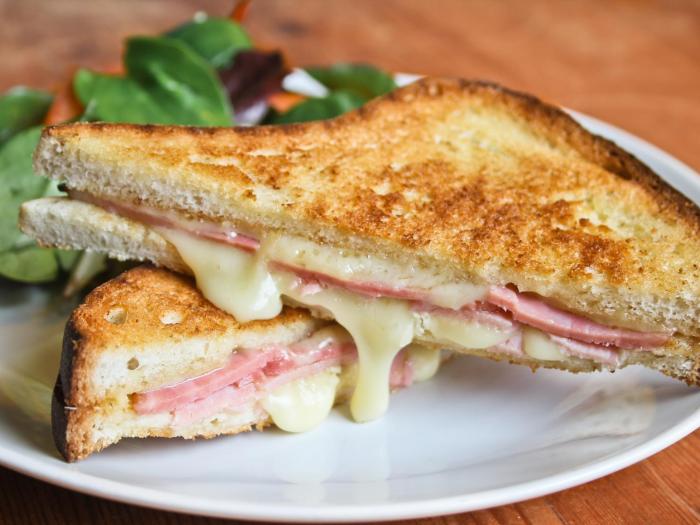 bar oz riverside guesthouse