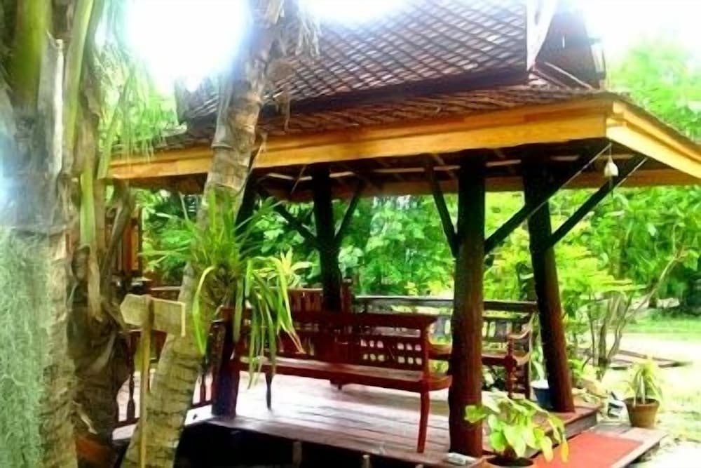 harrys bungalows and restaurant