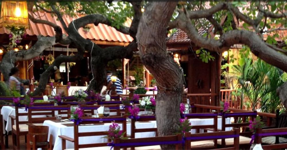 harrys bungalows and restaurant