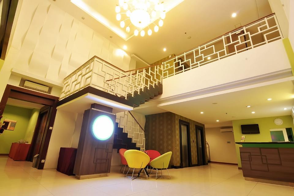 hotel pose in solo