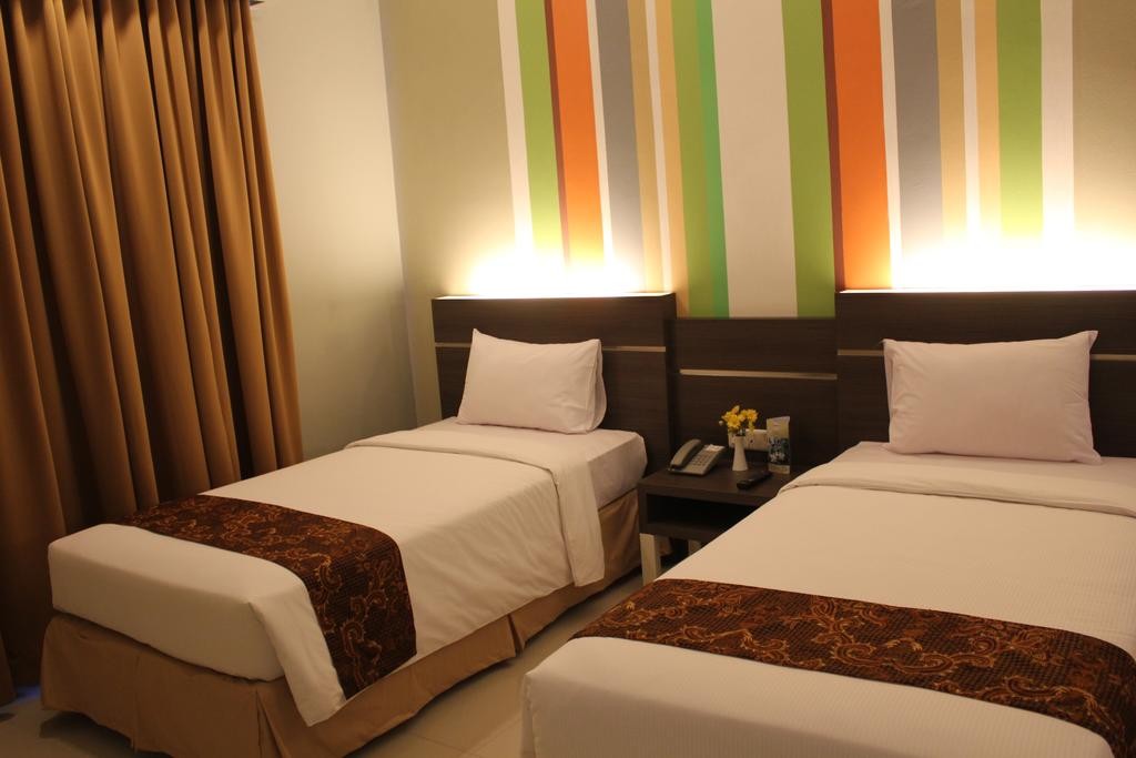 hotel pose in solo