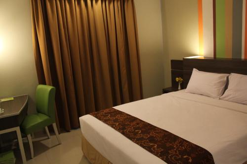 hotel pose in solo