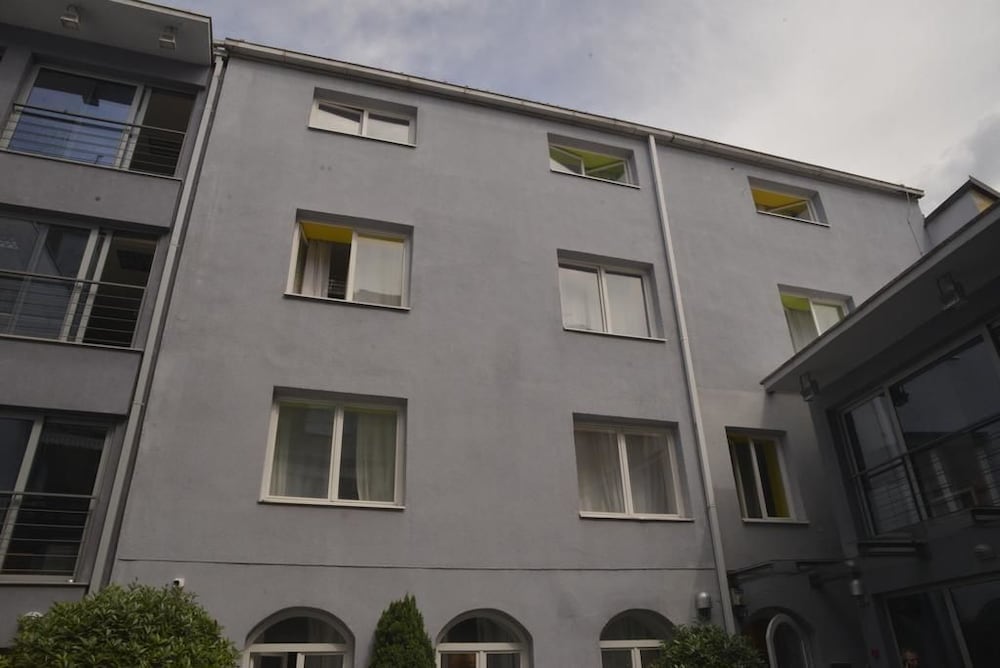 whole wide world hostel and bar