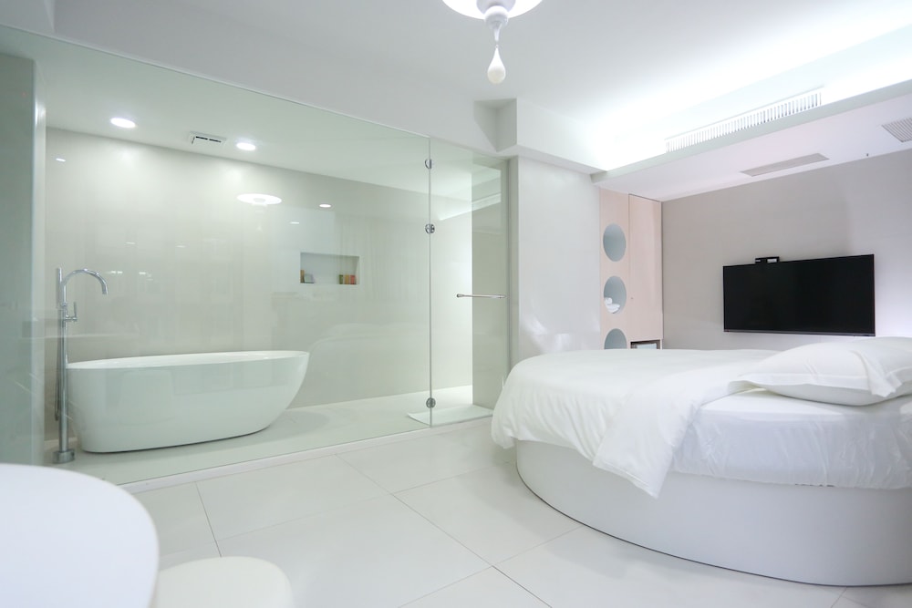 the fantasy apartment