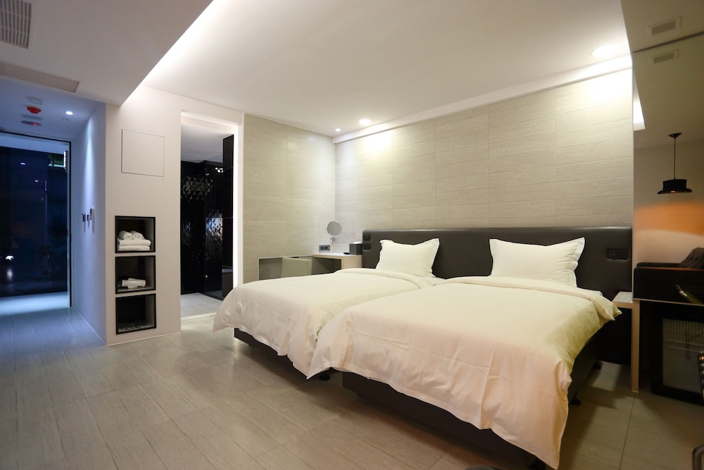 the fantasy apartment